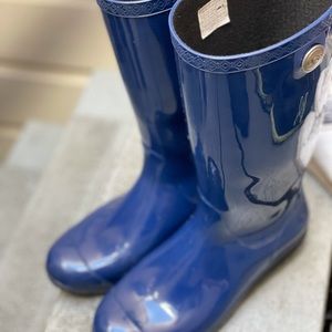 UGG Navy Shaye Rainboots. size 8
